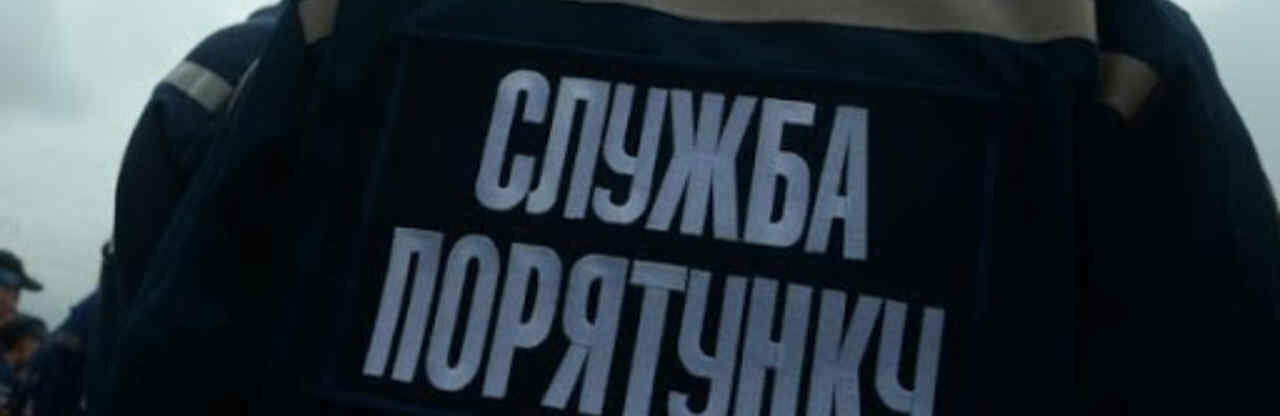 У Лубнах рятувальники ламали двері, аби допомогти бабусі У Лубнах рятувальники ламали двері, аби допомогти бабусі, 05361.com.ua